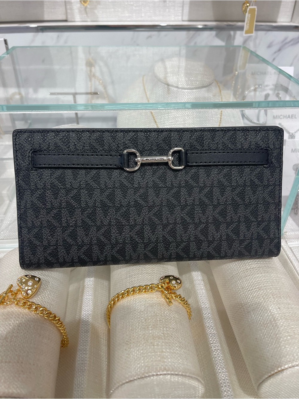 Michael Kors Carson Large Signature Logo Snap Wallet
Black/Silver Hardware
NWT - Picture 15 of 16